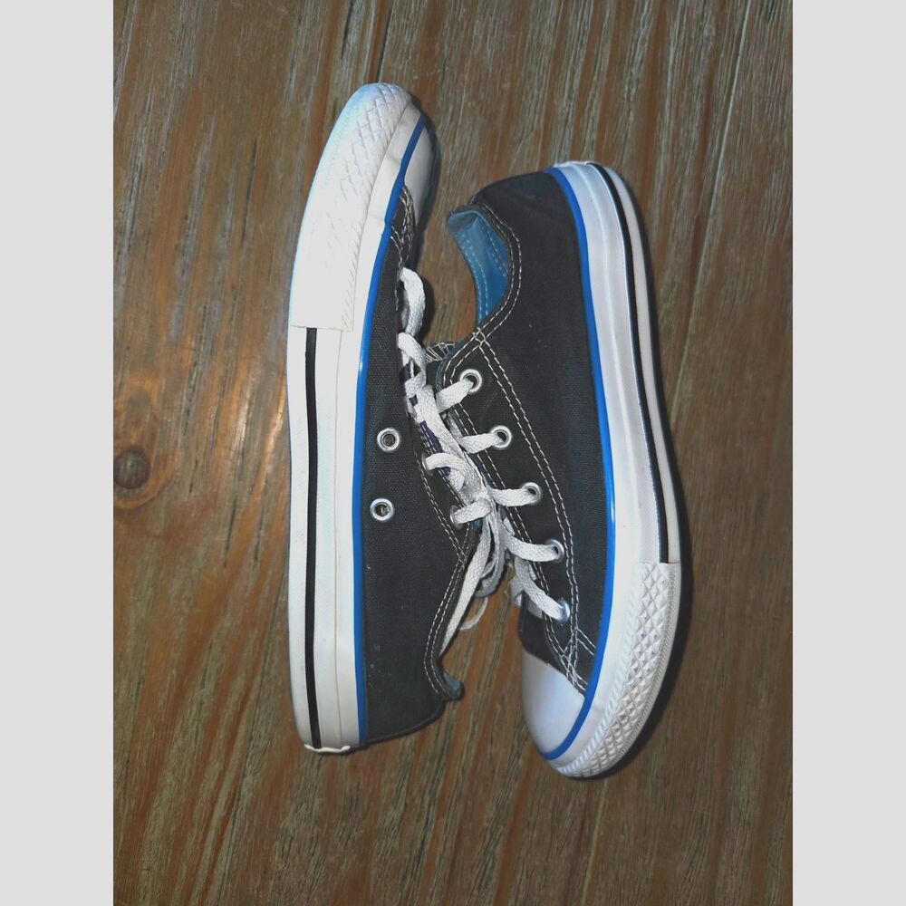 Black Converse low top - youth size 4